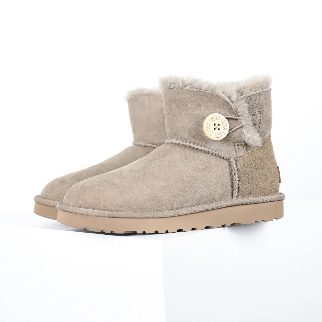 Pick up locally 💰540 The core recommendation is good price UGG basic Bailey twist style Xiaohongshu hot style Henan Longfeng leather production Sheepskin integrated top quality in the market 2-3 cm cashmere insole to keep warm in winter and a very suitable choice for home use UUG has launched a style series in the new year, which is partially geared towards the preferences of young consumers and has also moved to the forefront of fashion trends. Shoe body material Water-repellent coated suede upper 17mm UGGPURE™ implanted wool insole Lightweight non-slip comfortable rubber outsole With brand LOGO Trademark Comes with full packaging Size: 35 36 37 38 39 40